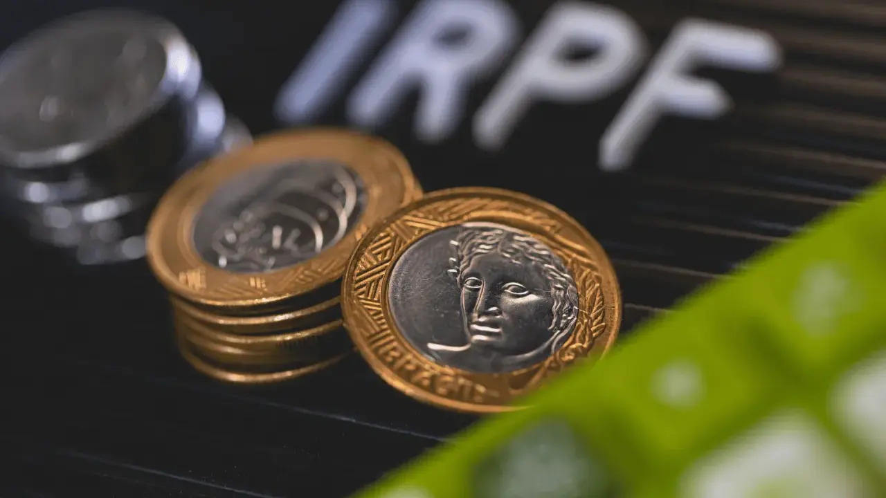 Monedas y calculadora, sugiriendo la tributación de un plan de pensiones.