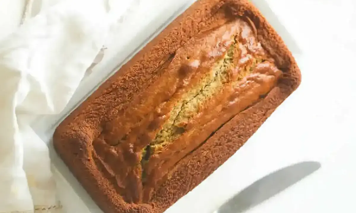 Un délicieux gâteau banane moelleux, tout juste sorti du four, prêt à être dégusté. Sa croûte dorée promet une texture parfaite.
