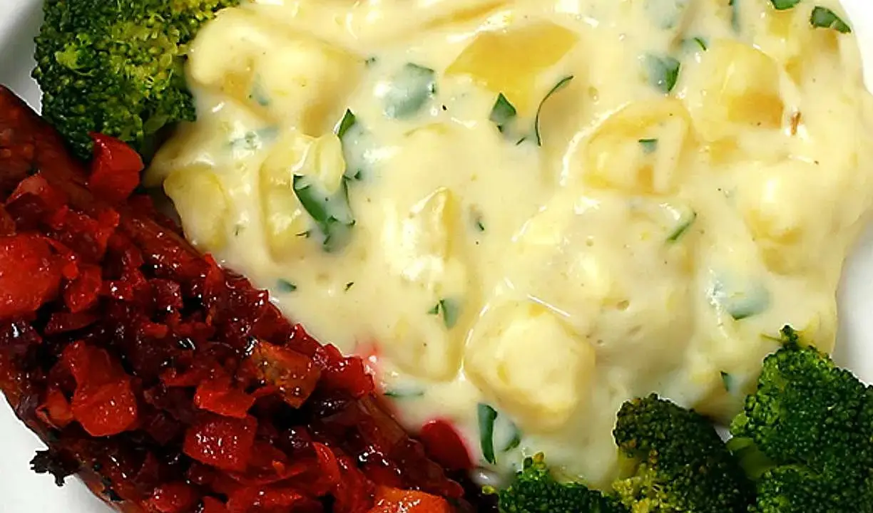 En tallrik med isterband, potatisgratäng och broccoli. Perfekt för ett gott isterband recept.