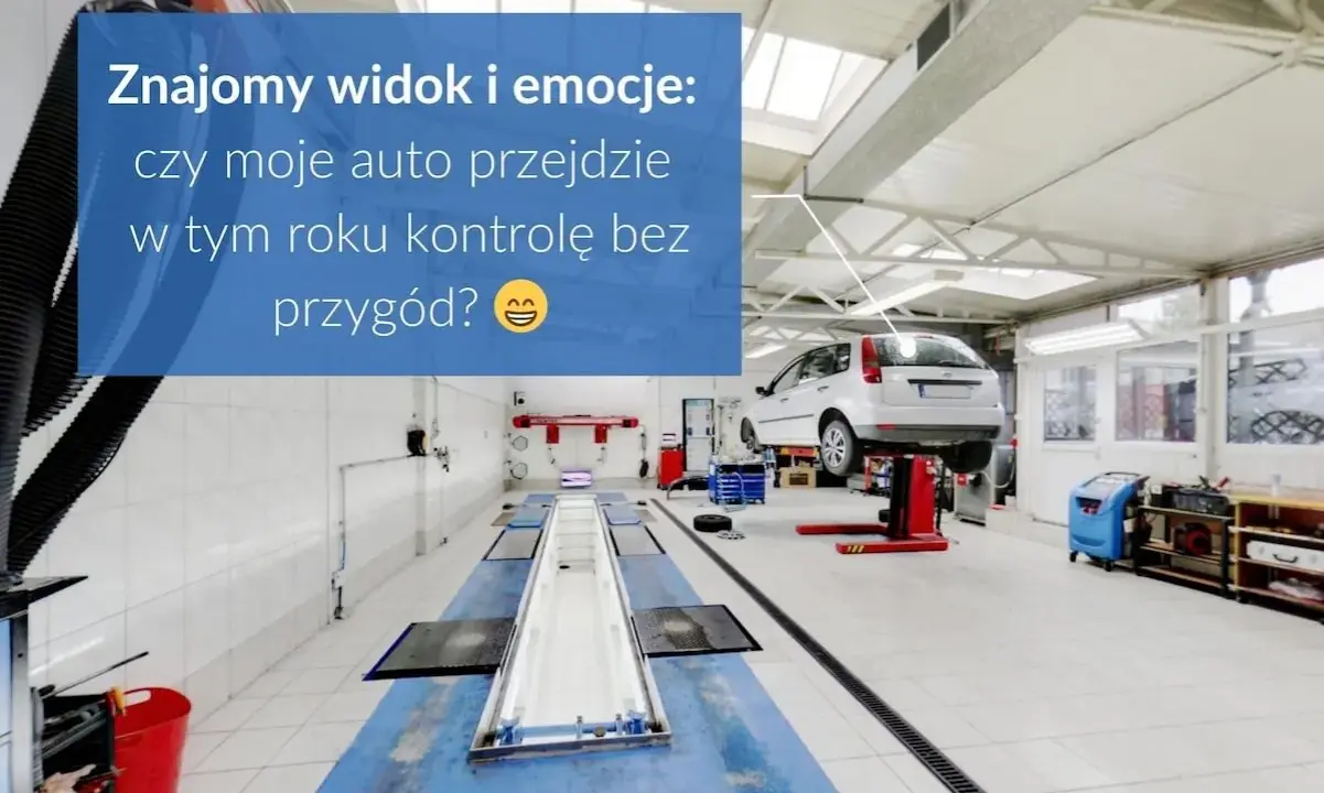 Warsztat samochodowy z podniesionym autem na podnośniku. Zastanawiasz się, ile kosztuje diagnostyka auta, by uniknąć przygód?