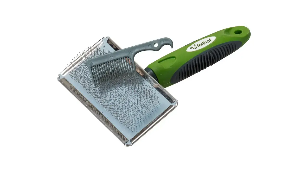Bürste mit grünem Griff für die Fellpflege. Ideal, um das Lammfell zu pflegen und Verfilzungen zu lösen.