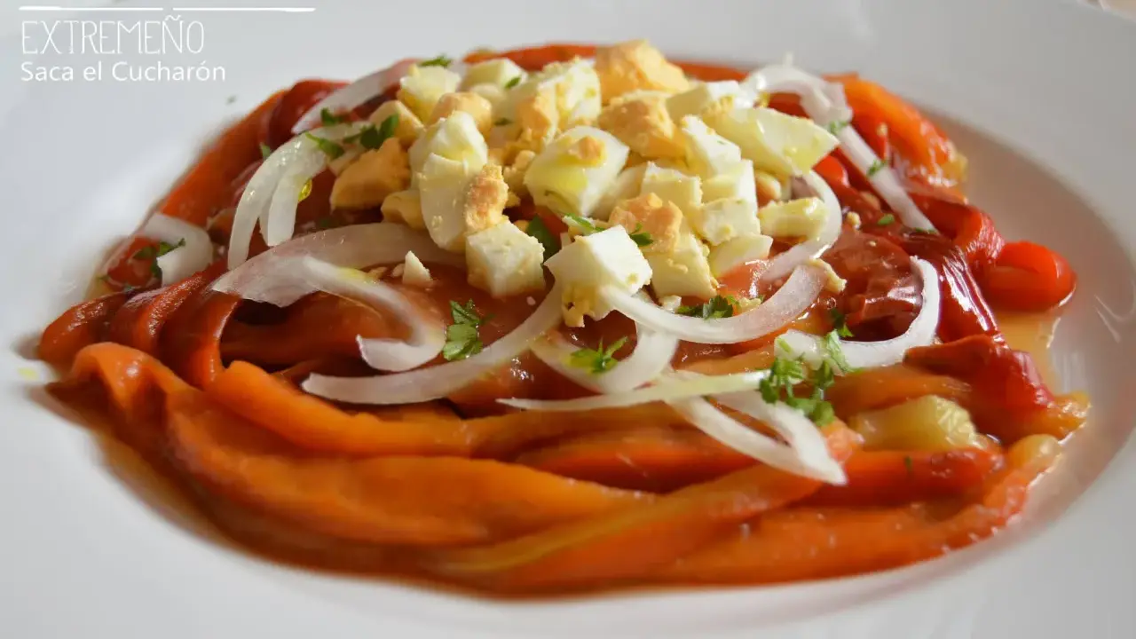 Zorongollo extremeño: pimientos asados, cebolla, huevo duro y perejil, un plato tradicional para disfrutar.