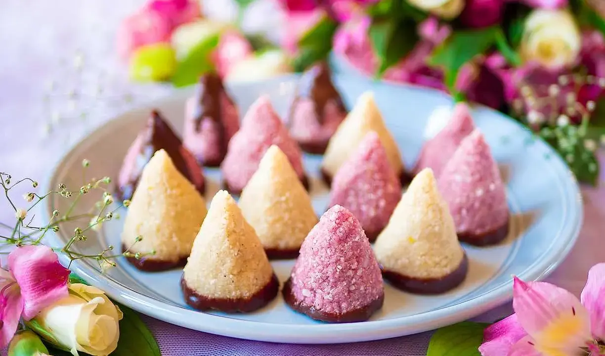 Konformade kokosbollar, några doppade i choklad, andra i rosa strössel. Perfekt för att baka utan ugn en solig dag.