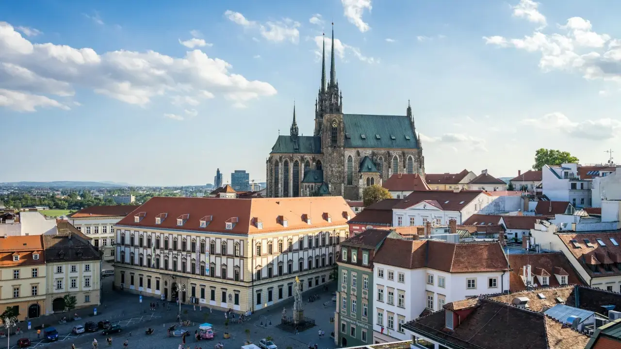 Widok na katedrę św. Piotra i Pawła oraz plac w Brnie, największym mieście Moraw.