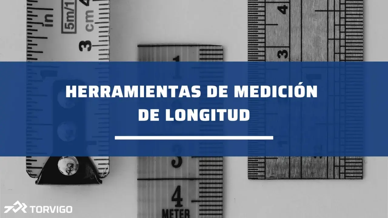 Herramientas de medición de longitud: cintas métricas y reglas con marcas en centímetros y pulgadas.