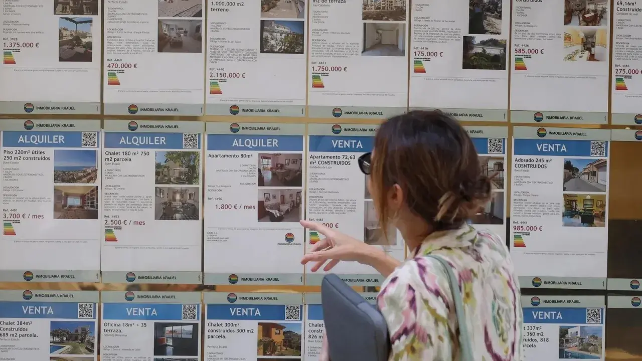 Mujer señalando anuncios de alquiler y venta de inmuebles, buscando opciones para el bono joven alquiler.