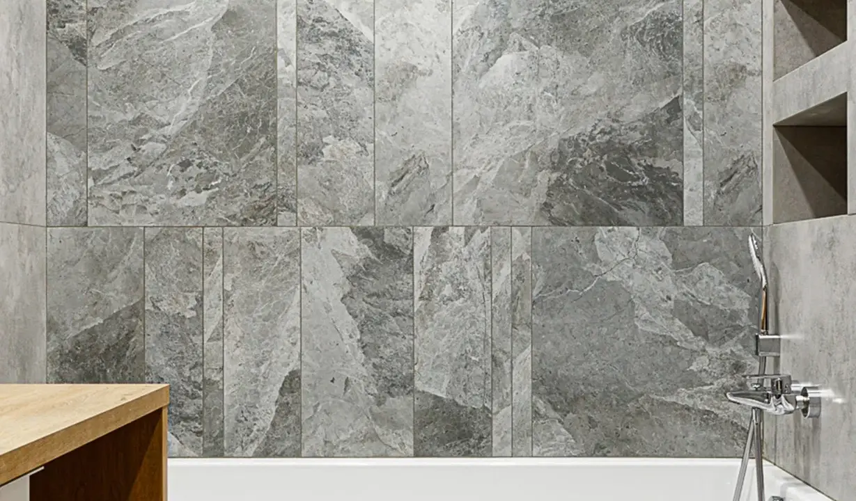 Schemi posa piastrelle 60x120 bagno: un elegante rivestimento in gres effetto marmo grigio crea un'atmosfera moderna e rilassante.