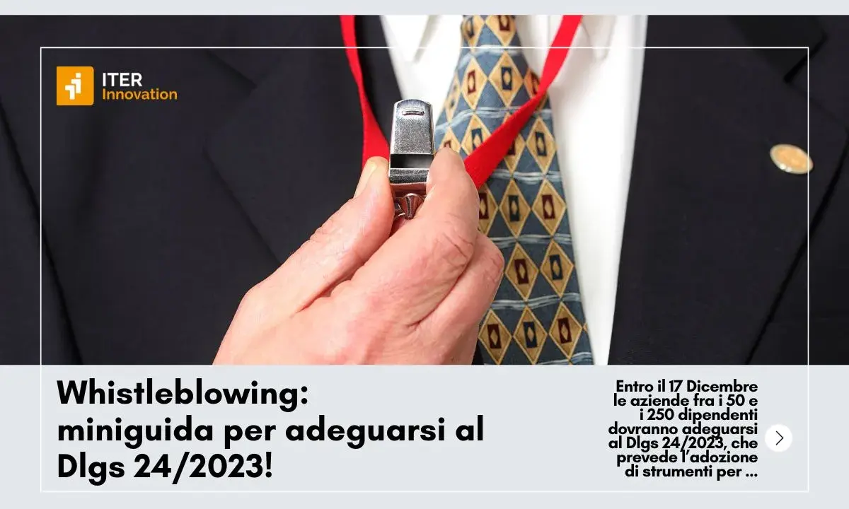 Un uomo in giacca e cravatta tiene un fischietto, simbolo di whistleblowing. La guida illustra l'adeguamento al Dlgs 24/2023.