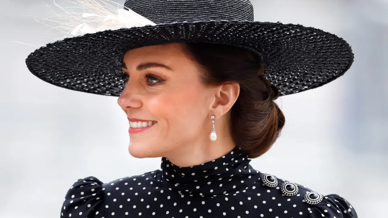 Księżna Kate w eleganckiej, czarno-białej sukience w grochy i stylowym kapeluszu.