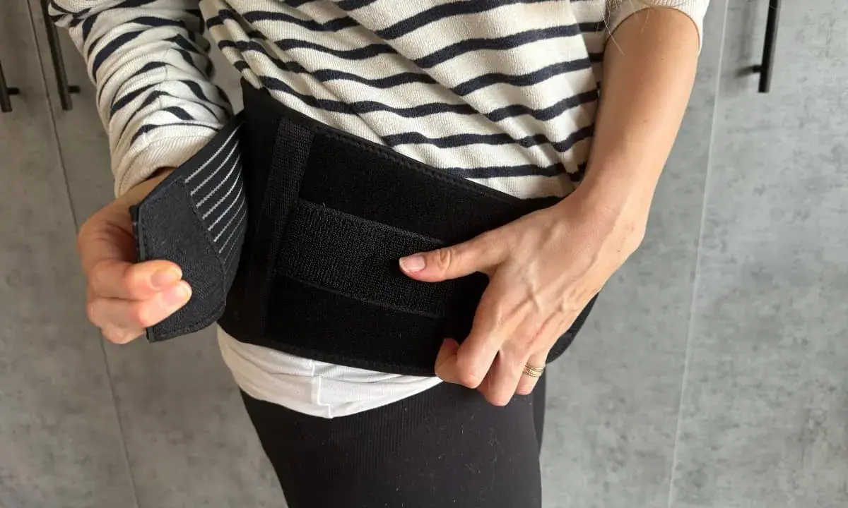 Donna indossa una cintura in gravidanza per alleviare il mal di schiena.