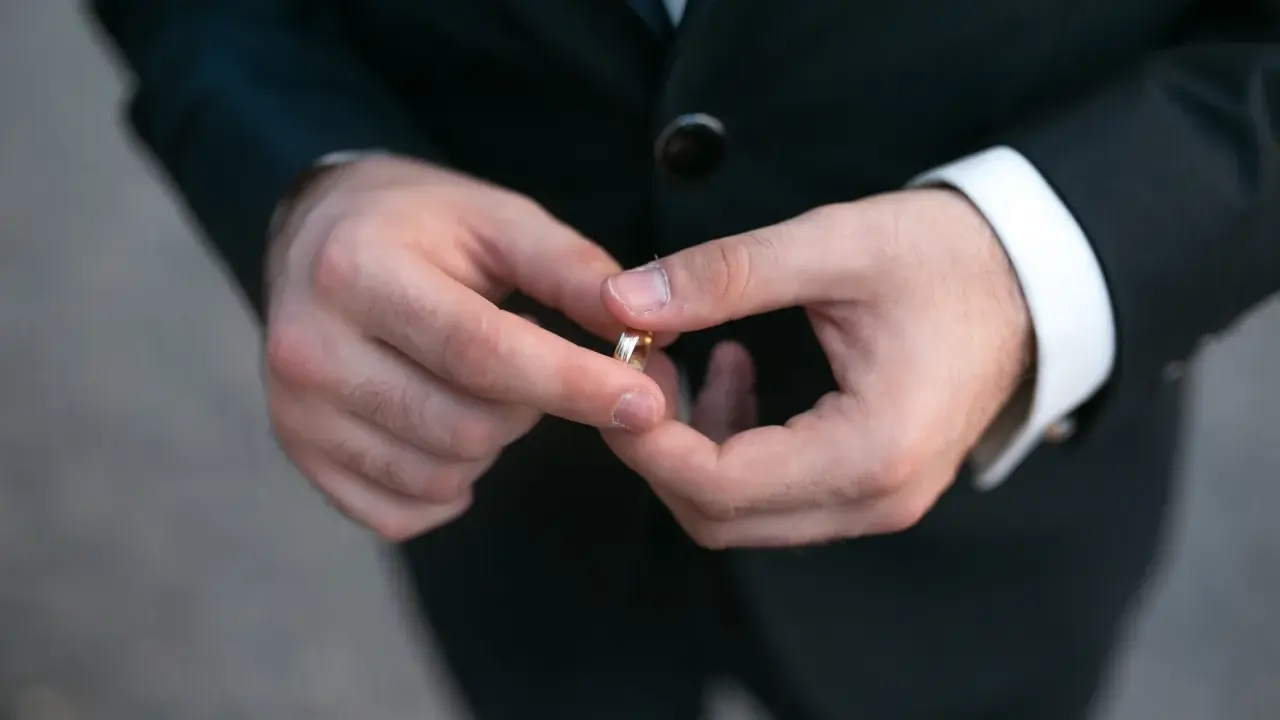 Na jakiej ręce nosi się obrączkę? Tradycje i znaczenie w Polsce
