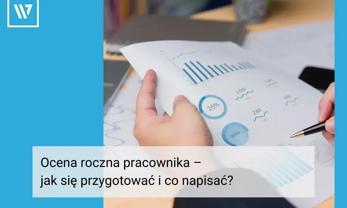 Ręce trzymają dokument z wykresem i wykresami kołowymi. Tekst: "Ocena roczna pracownika – jak się przygotować i co napisać?".