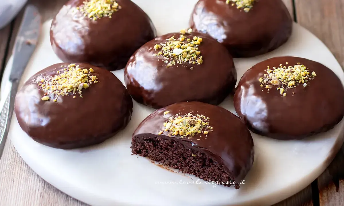 Dolci napoletani ricoperti di cioccolato fondente e granella di pistacchio, un vero piacere per il palato.