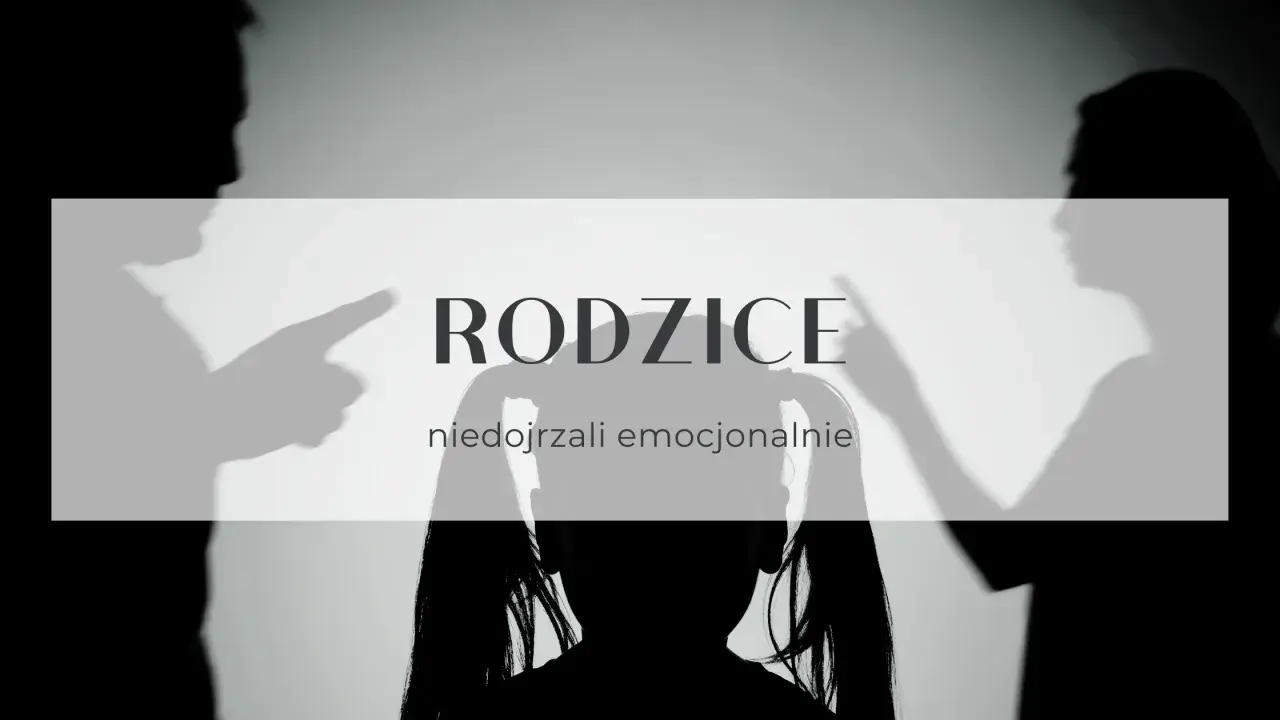Cienie rodziców wskazują palcami na siebie, podczas gdy w centrum sylwetka dziecka. Tekst: "Rodzice niedojrzali emocjonalnie".