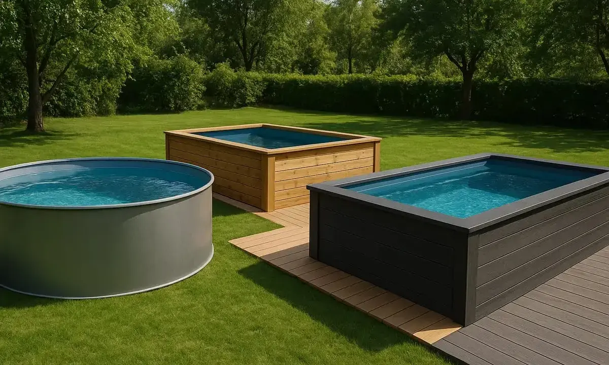 Tre ovan mark-pooler i en grönskande trädgård. En rund grå pool till vänster, en rektangulär i trä i mitten och en mörk rektangulär pool till höger. Perfekt för att isolera pool ovan mark.