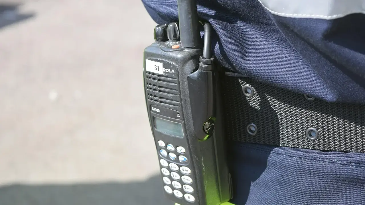 Radiotelefon GP380 na pasie służbowym. Używanie go na zabronione częstotliwości w Polsce grozi konsekwencjami.