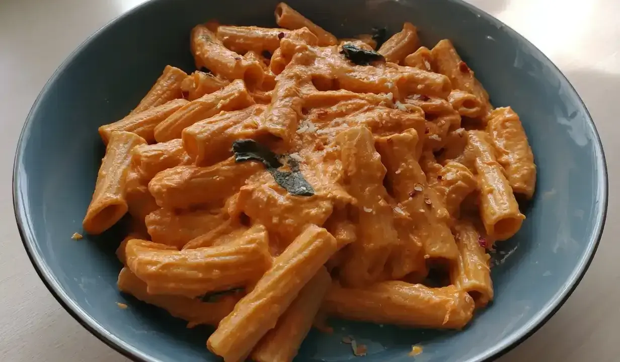 En skål med krämig vodka pasta, toppad med chiliflakes och färska örter. En riktig klassiker!
