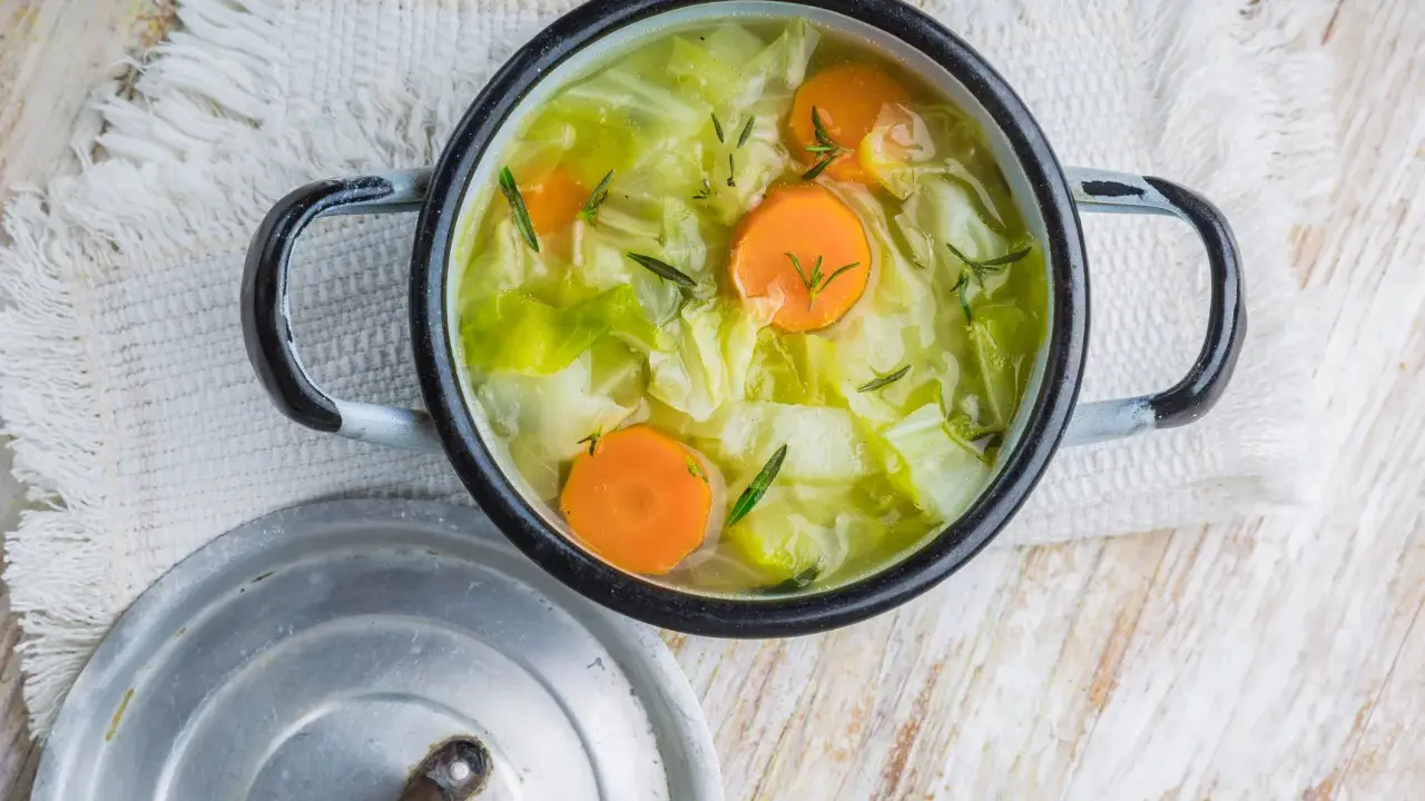 Soupe aux 7 légumes : la recette détox pour maigrir sans yoyo