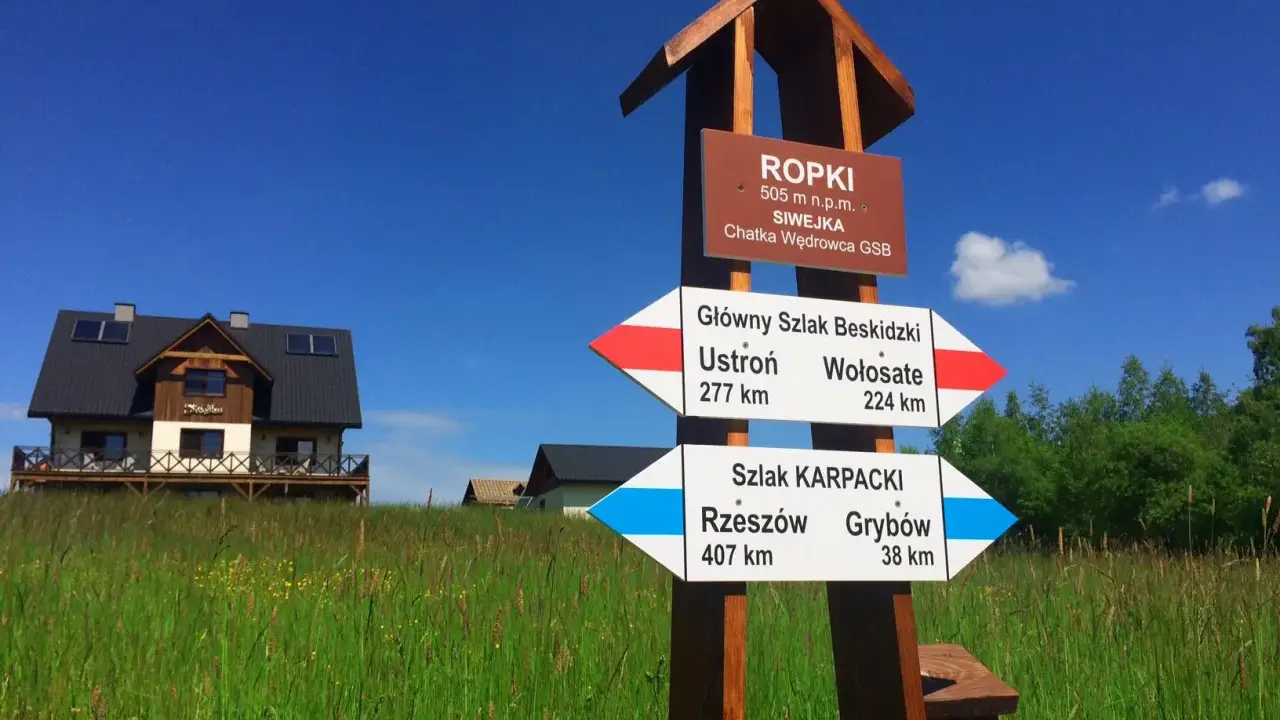 Rozdroże szlaków w Ropkach. Główny Szlak Beskidzki do Ustronia (277 km) i Wołosate (224 km). Szlak Karpacki do Rzeszowa (407 km) i Grybowa (38 km).