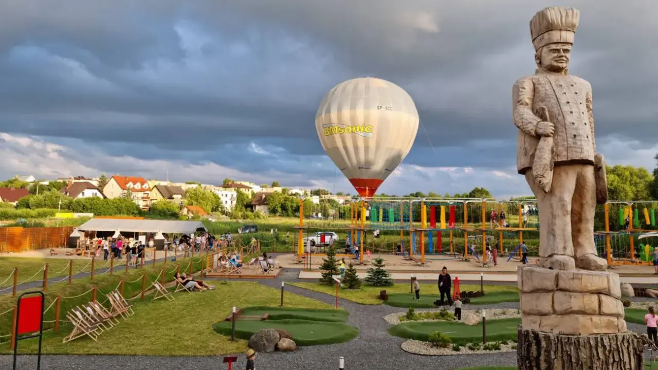 Wielki drewniany kucharz i balon na gorące powietrze nad placem zabaw i mini golfem. Kościerzyna atrakcje dla dzieci oferują mnóstwo zabawy.