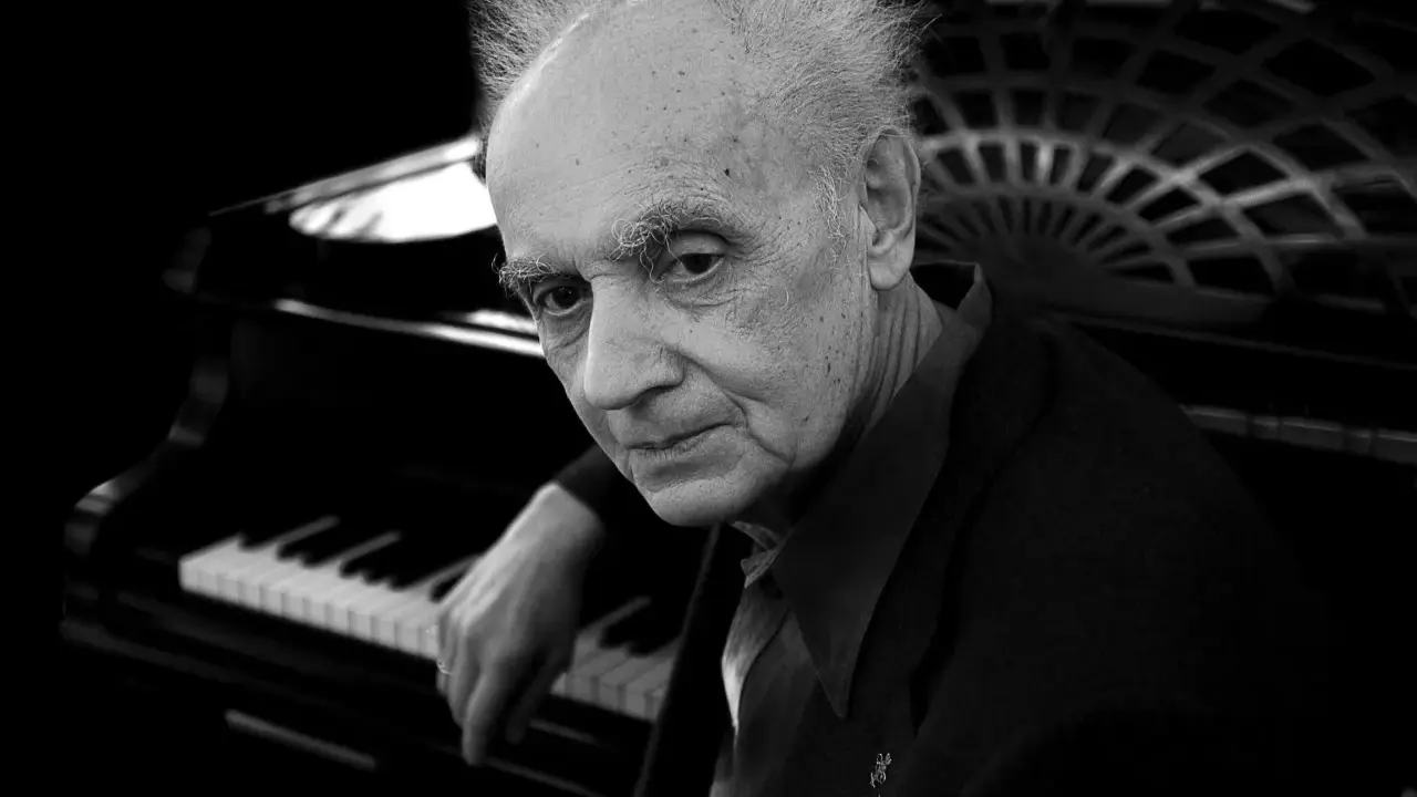 Wojciech Kilar, mistrz kompozycji, przy fortepianie, tworzący swoje najsłynniejsze utwory.