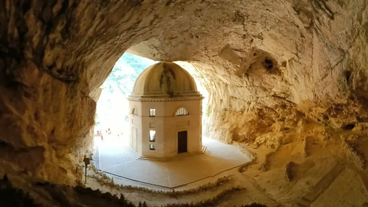 Tempio di Valadier, gioiello dell'entroterra marchigiano, incastonato in una grotta.