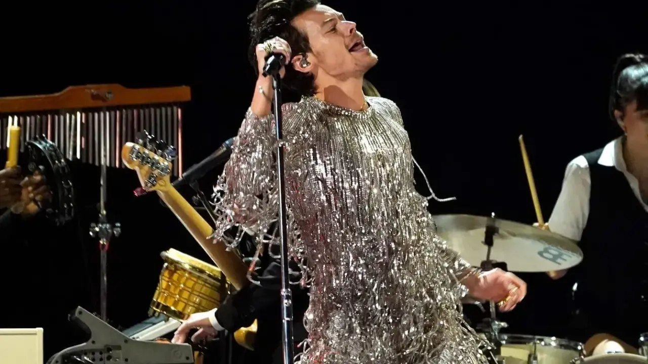 Harry Styles i sin glittriga outfit på scen i Stockholm, sjungandes med passion.