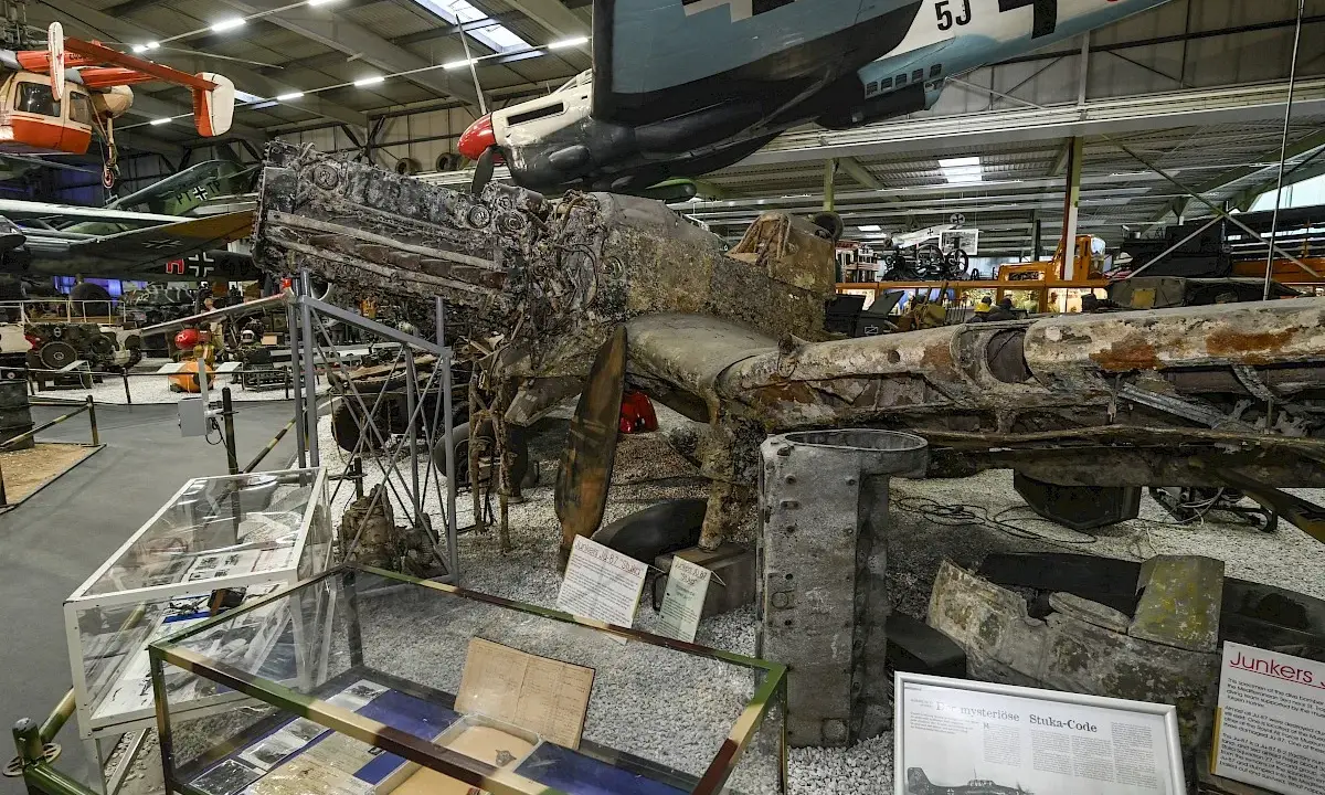 Ausgestelltes Wrack eines Junkers Ju 87 Stuka Flugzeugs, das im Museum ausgestellt ist.