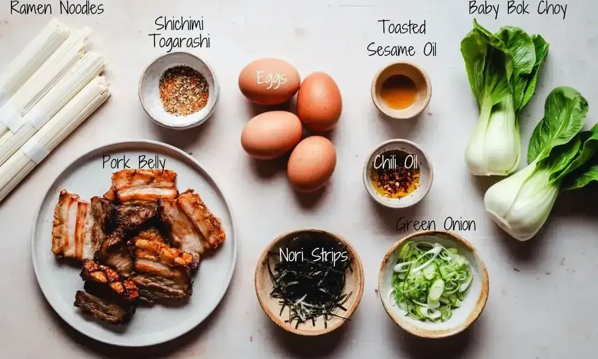 Składniki do ramen miso: makaron, jajka, boczek, pak choi, nori, cebulka, olej sezamowy, chili i przyprawy.