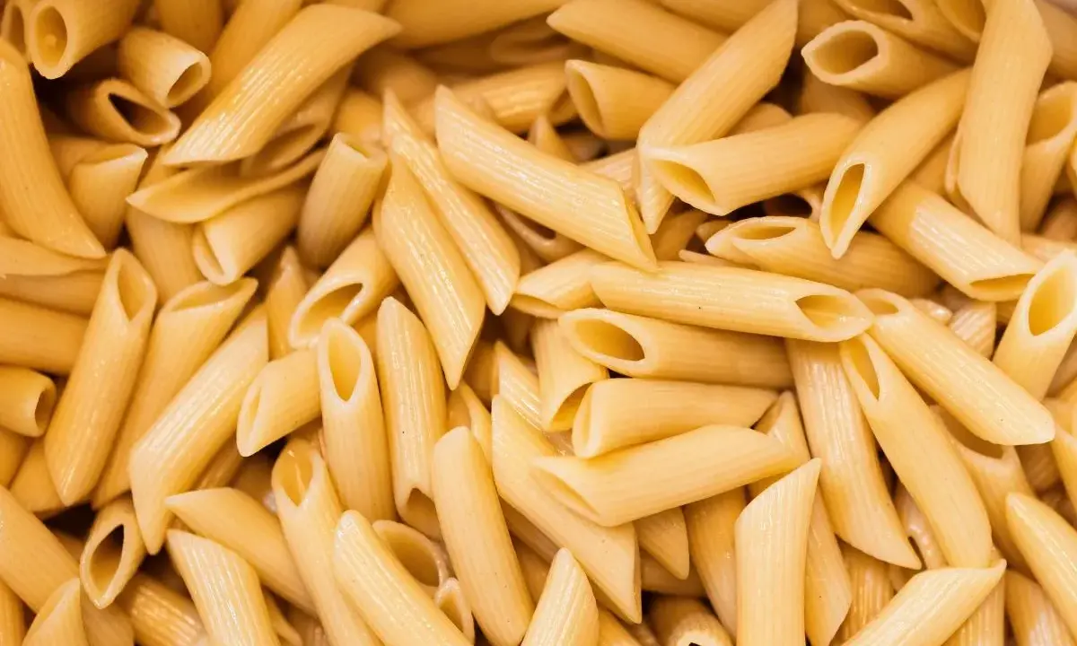 Ugotowany makaron penne w lodówce. Zastanawiasz się, ile ugotowany makaron może stać w lodówce? Zazwyczaj 3-4 dni.