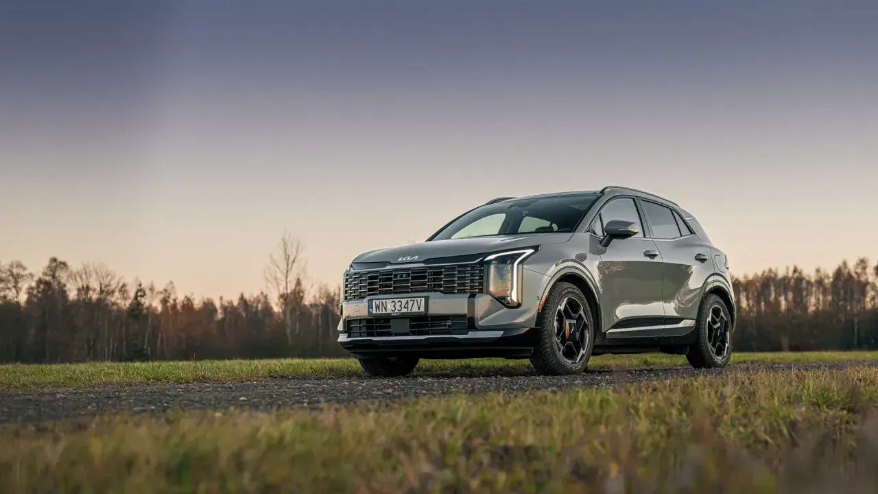 Nowy Kia Sportage 2026 na tle jesiennego krajobrazu. Elegancki SUV gotowy na przygodę.
