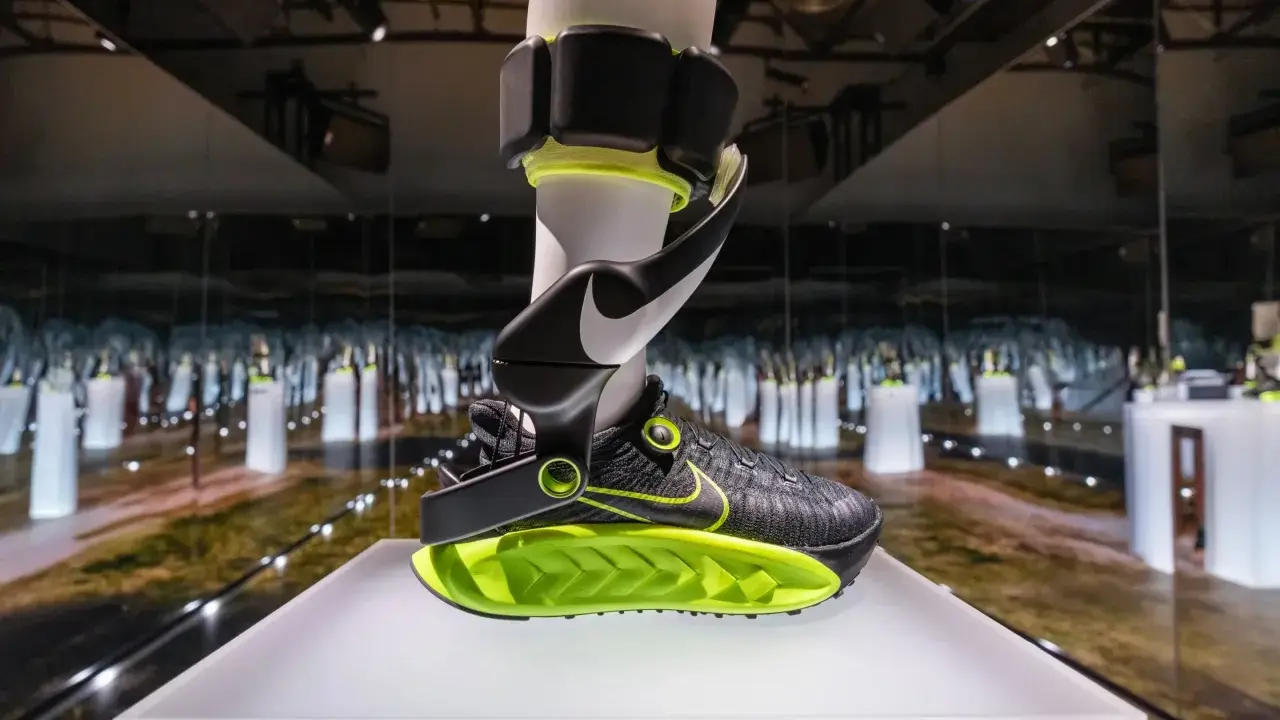 Czarny but Nike z neonowo-zieloną podeszwą i futurystycznym zapięciem. To jedne z najdziwniejszych butów Nike, jakie widziałem.