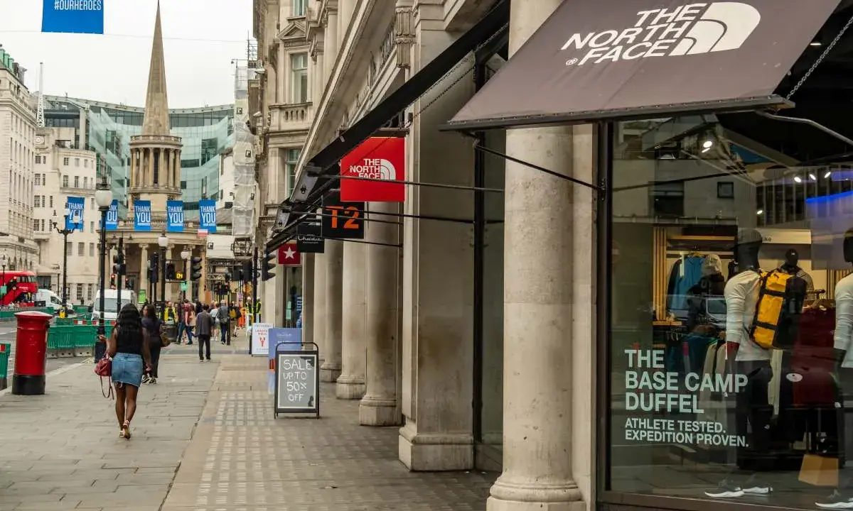 Sklep The North Face, znanej firmy z odzieżą outdoorową, na ruchliwej ulicy.