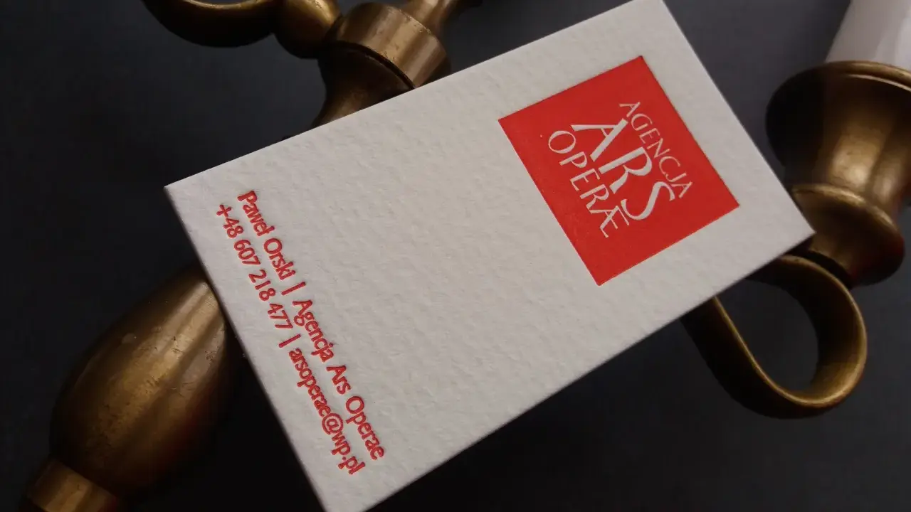 Wizytówka Agencji Ars Operae z logo i danymi kontaktowymi, wykonana eleganckim drukiem typograficznym.