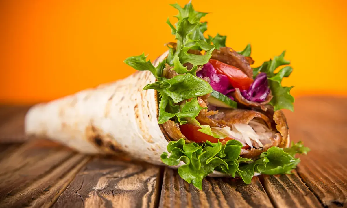 Kebab na kacu? Zobacz, co naprawdę pomoże i czego unikać!
