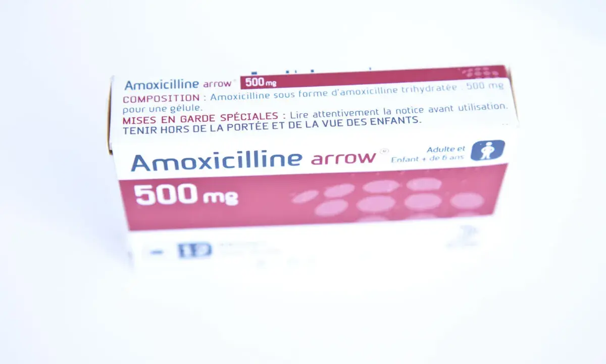 Scatola di Amoxicillina Arrow 500 mg, un antibiotico equivalente all'Augmentin, per adulti e bambini dai 6 anni.