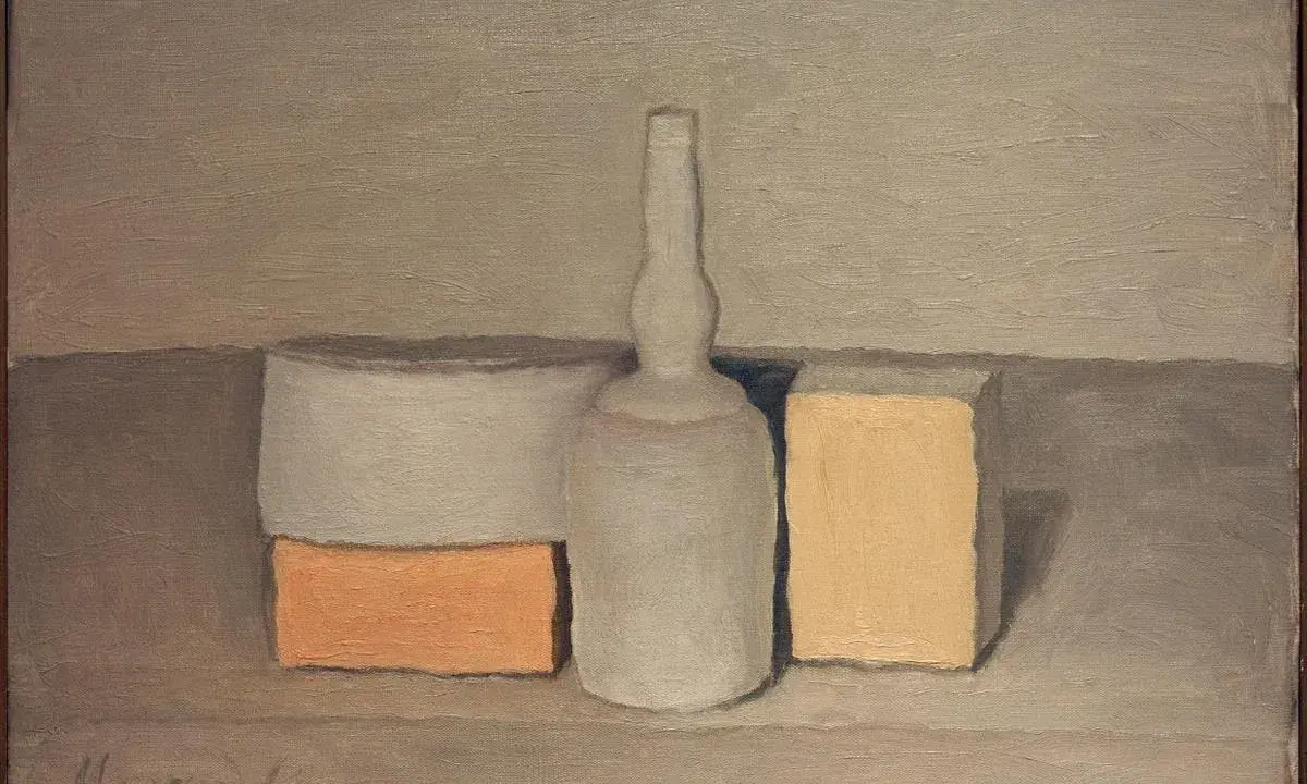 Nature morte dans le style de Caravage : une bouteille blanche, un cylindre gris et une brique orange sur une étagère.
