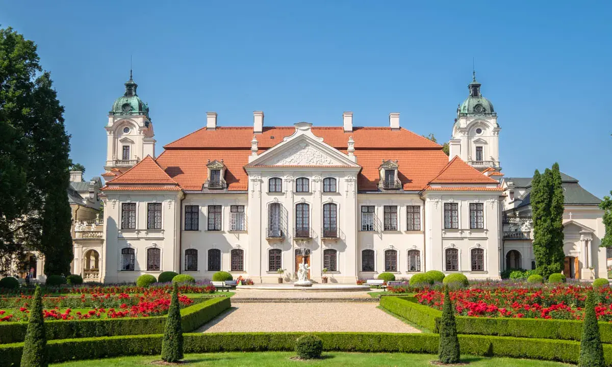 Pałac w Kozłówce z pięknymi ogrodami, fontanną i kwitnącymi różami. Wspaniałe kozłówka atrakcje czekają na zwiedzających.
