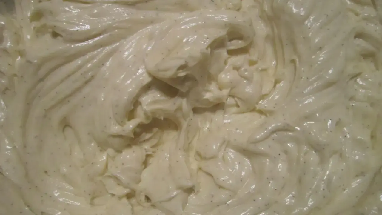 Crème mousseline vanille, onctueuse et parsemée de points de vanille, prête à garnir vos desserts maison.