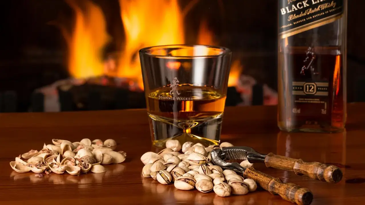 Chłodzenie whisky: Czy to profanacja? Jak pić z głową?