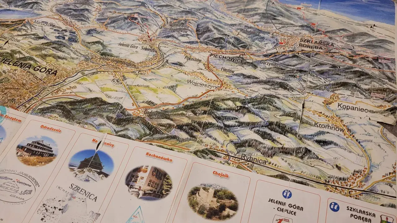 Mapa turystyczna Karkonoszy z zaznaczonymi miejscowościami, w tym Szklarska Poręba, oraz zdjęciami atrakcji.