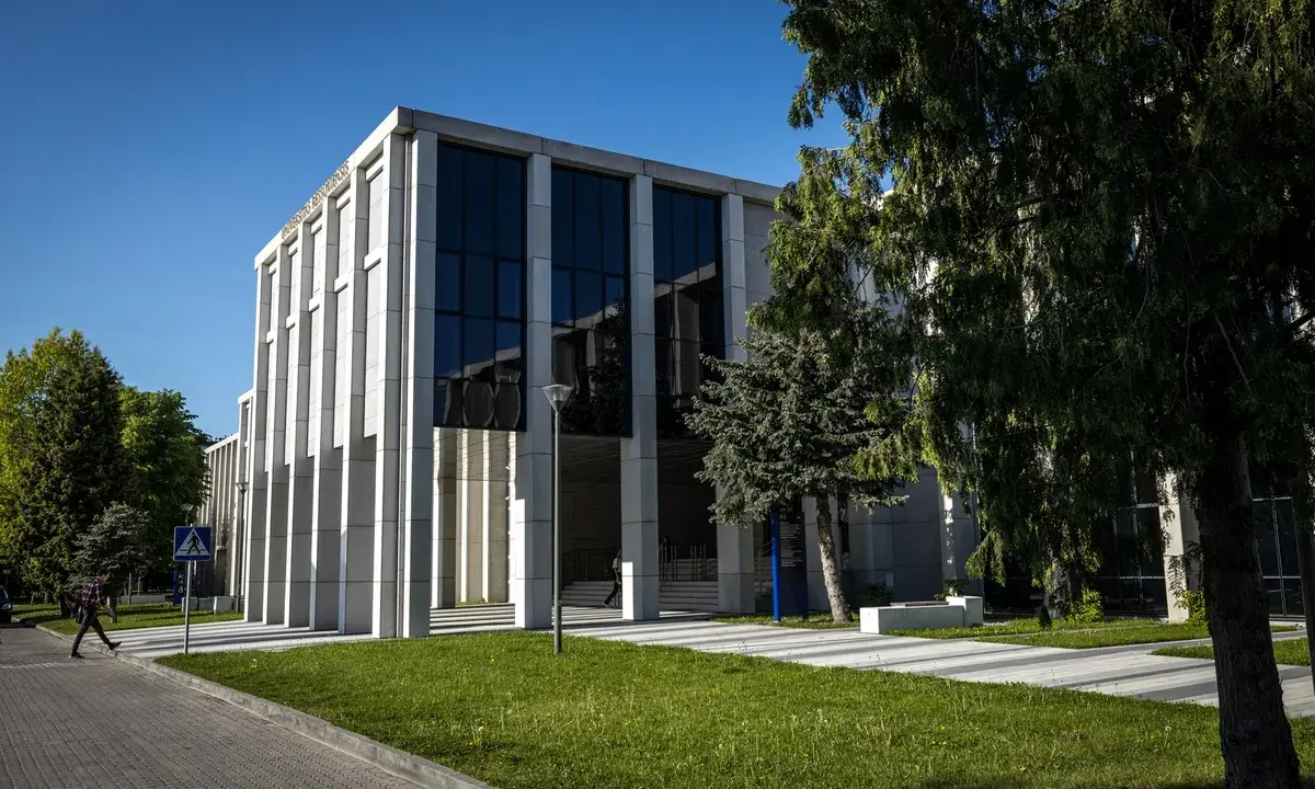 Nowoczesny budynek, gdzie mieści się psychologia Rzeszów. Wokół zieleń i słoneczny dzień.