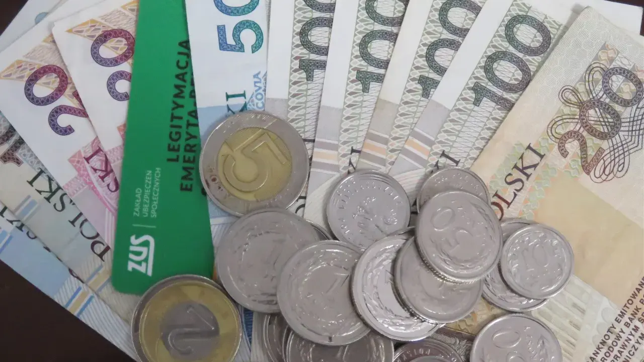 Złotówki i monety, w tym legitymacja emeryta ZUS. Pytanie brzmi: ile wynosi 13 emerytura?