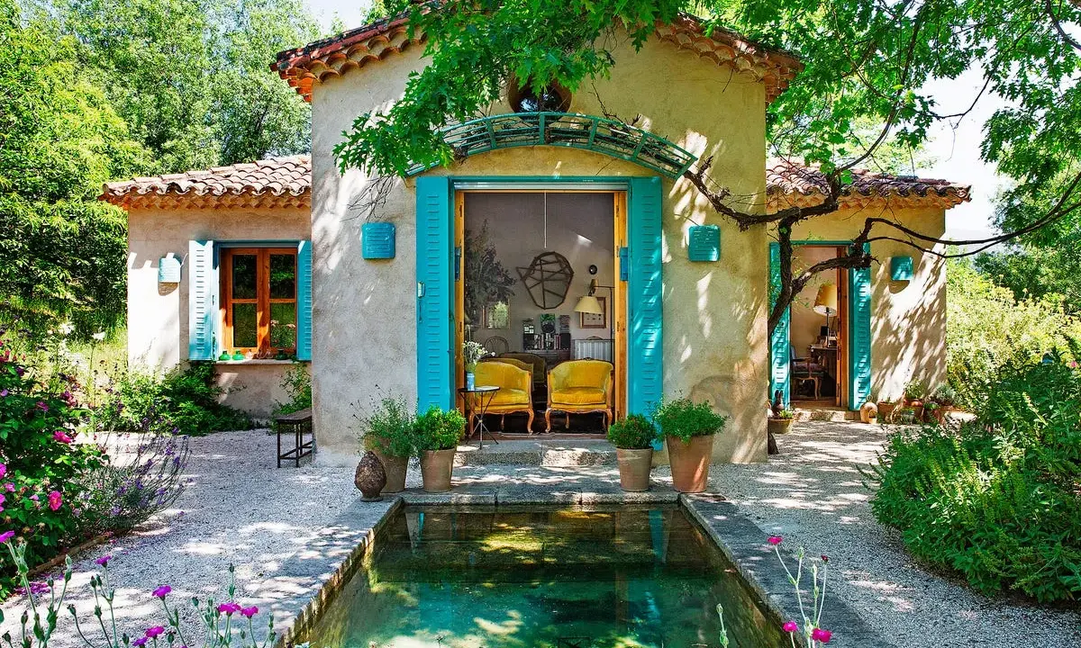 Encantadora casa de campo con piscina y flores. ¡Ideas para casas de campo rústicas y acogedoras!