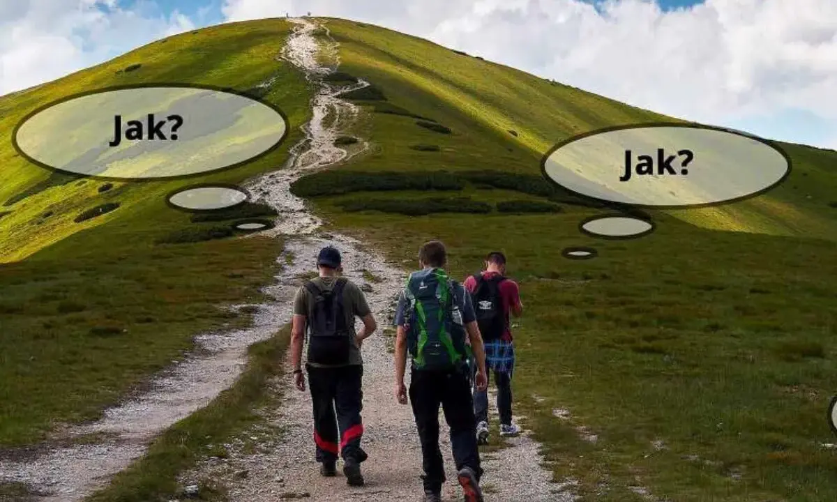 Trzej turyści idą ścieżką na zielone wzgórze. Chmury na niebie i dymki z napisem "Jak?" sugerują, że to góry dla początkujących, ale wciąż budzą pytania.