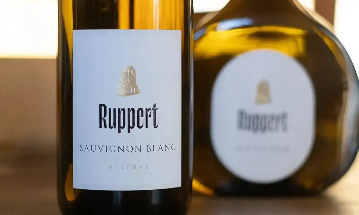Zwei Flaschen Ruppert Sauvignon Blanc Réserve stehen nebeneinander.