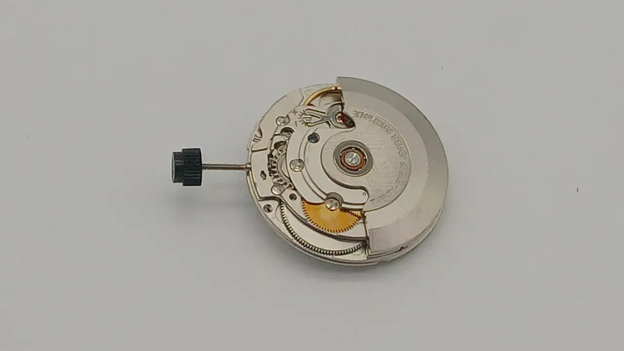 Movimento Sellita SW200, un meccanismo automatico svizzero con rotore e bilanciere visibili.