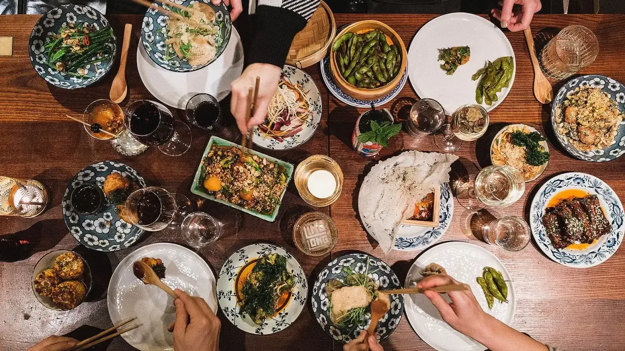 En middag med vänner där många små rätter delas. Här finns edamame, nudlar, krispiga majskolvar och en kötträtt. Ling long recensioner kan ge inspiration till nästa besök.