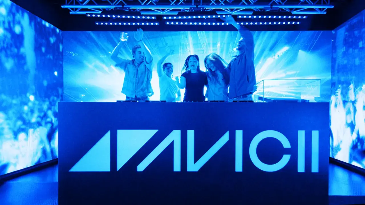Glada besökare njuter av stämningen vid Avicii museum, med ljusshow och musik.