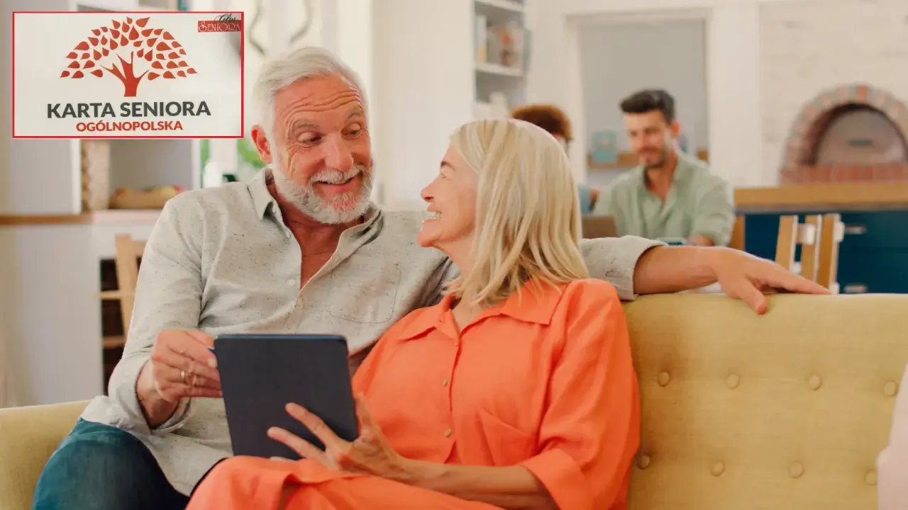 Uśmiechnięci seniorzy przeglądają tablet, obok nich logo "Karta Seniora Ogólnopolska", sugerujące zniżki w aptece.